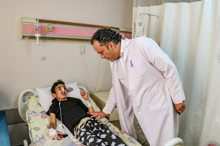 Yabani ot yiyen çocuğun bağırsağı delindi